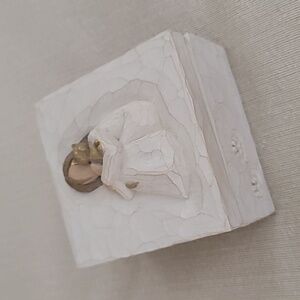 Willow Tree for Demdaco Vintage Keepsake Trinket Box "Comfort"